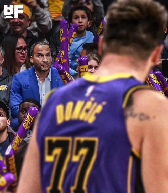 浓眉哥重返赛场，败北首场状态出色，雄鹿观众沸腾！-AIYOUXI